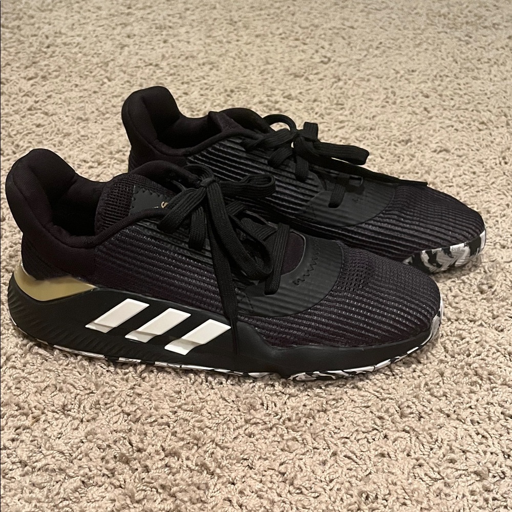 EUC Men’s Adidas Bounce basketball shoe - Size 9